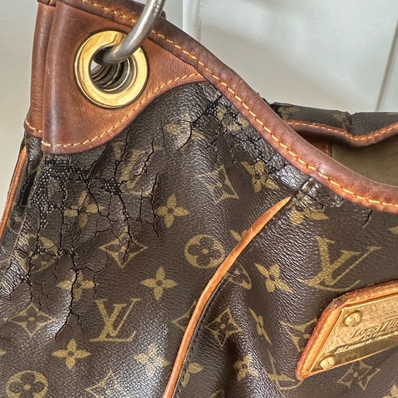 LV GALLIERA Shoulder Bag - Picture 3 of 11